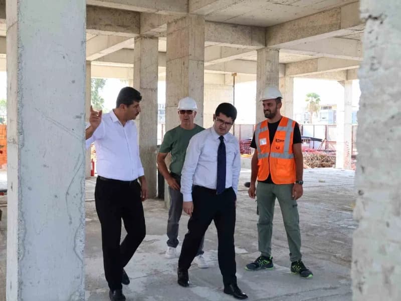 Arsuz Kaymakamı Fatih Eroğlu, Çetillik ve Gözcüler mahallelerinde yapımı devam eden anaokulu inşaatlarında incelemelerde