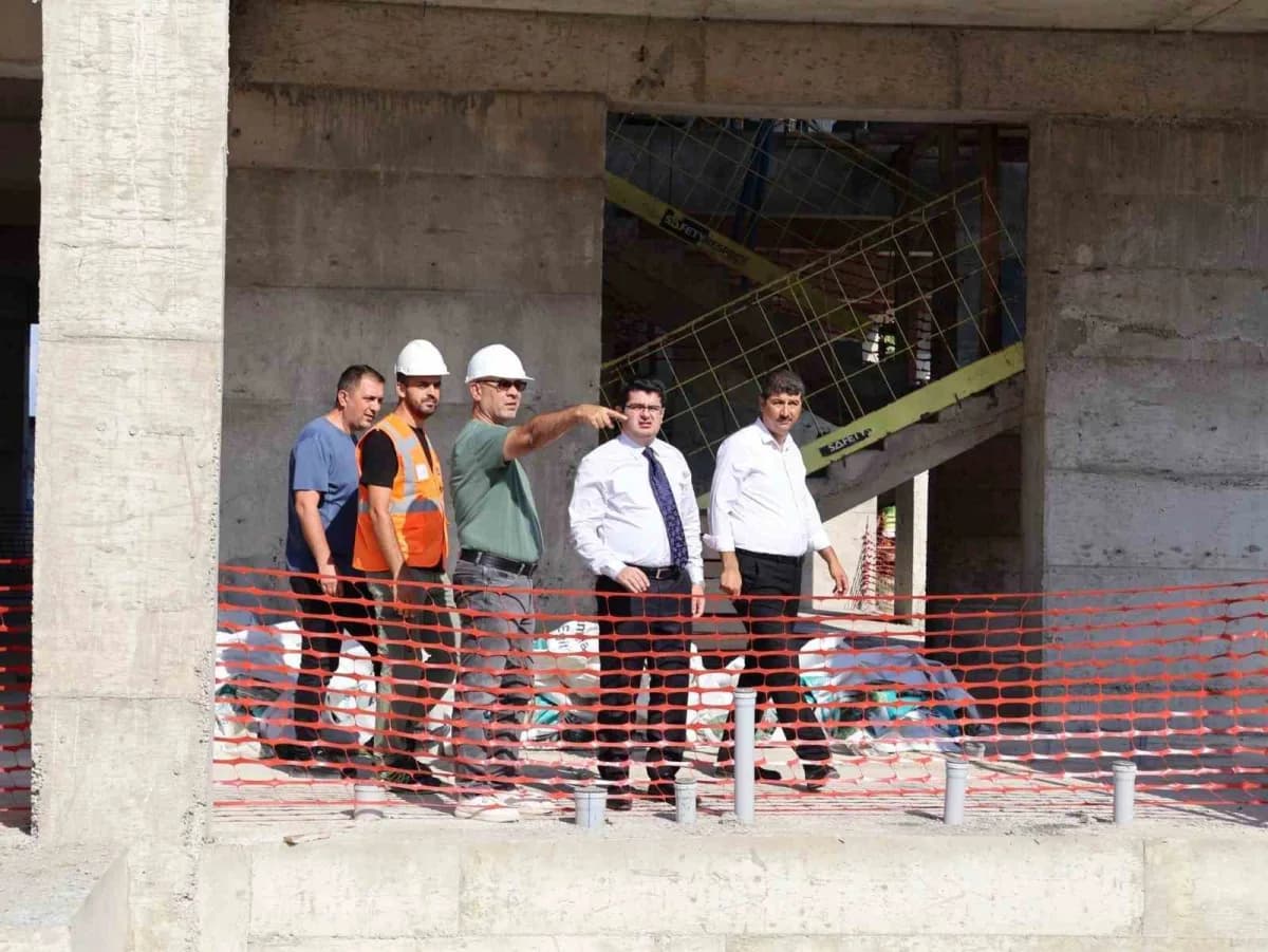 Arsuz Kaymakamı Fatih Eroğlu, Çetillik ve Gözcüler mahallelerinde yapımı devam eden anaokulu inşaatlarında incelemelerde