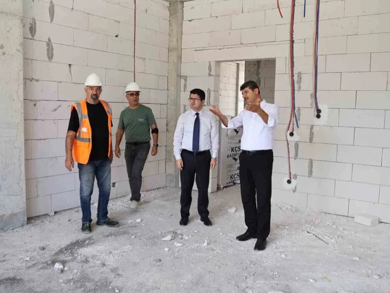 Arsuz Kaymakamı Fatih Eroğlu, Çetillik ve Gözcüler mahallelerinde yapımı devam eden anaokulu inşaatlarında incelemelerde