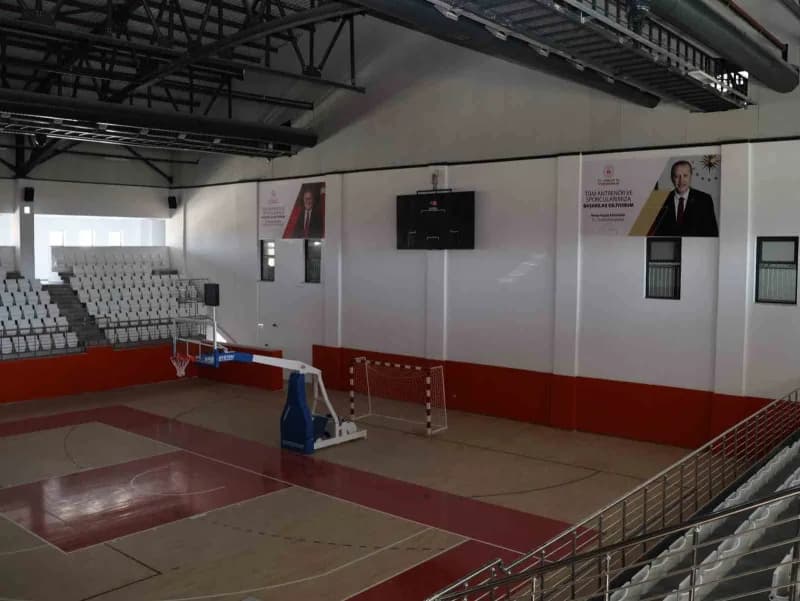 Arsuz Kaymakamı Fatih Eroğlu, Gülcihan Mahallesi’nde yapımı devam eden Kapalı Spor Salonu’nda incelemelerde bulundu.