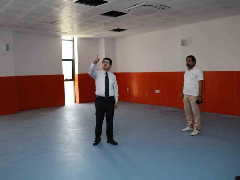 Arsuz Kaymakamı Fatih Eroğlu, Gülcihan Mahallesi’nde yapımı devam eden Kapalı Spor Salonu’nda incelemelerde bulundu.