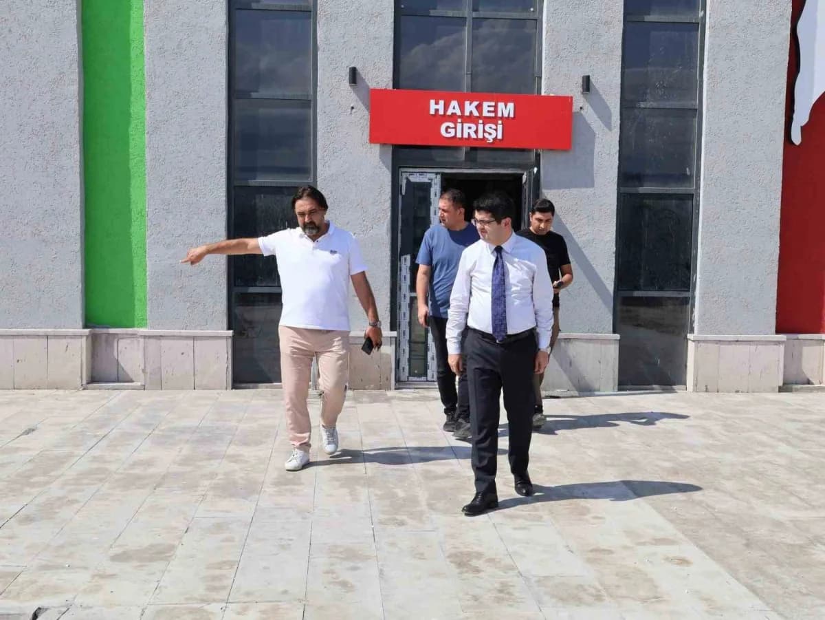 Arsuz Kaymakamı Fatih Eroğlu, Gülcihan Mahallesi’nde yapımı devam eden Kapalı Spor Salonu’nda incelemelerde bulundu.