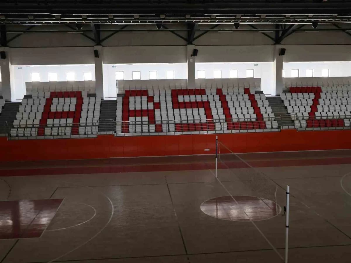Arsuz Gülcihan Mahallesi’nde yapımı süren kapalı spor salonunun inşaat alanı ve Kaymakam Fatih Eroğlu incelemede