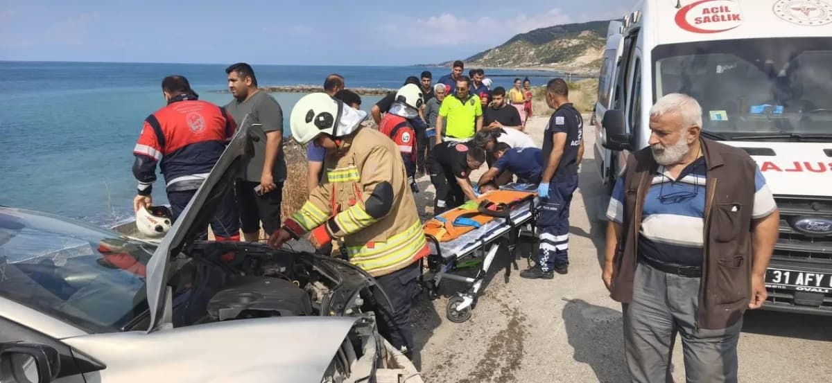 Hatay'da park halindeki otomobile çarparak uçurumdan sahil kenarına devrilen otomobilin sürücüsü yaralandı.
