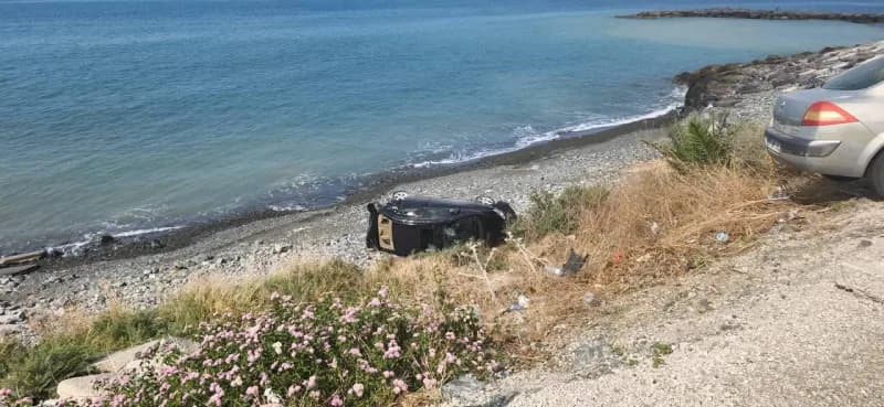 Hatay'da park halindeki otomobile çarparak uçurumdan sahil kenarına devrilen otomobilin sürücüsü yaralandı.