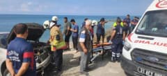 Hatay Arsuz’da uçurumdan yuvarlanan otomobilin sahil kenarında durduğu kaza bölgesi