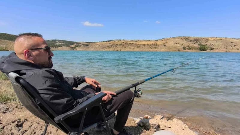 Olta balıkçıları da baraj kıyısında balık tutarak vakit geçirdi.
