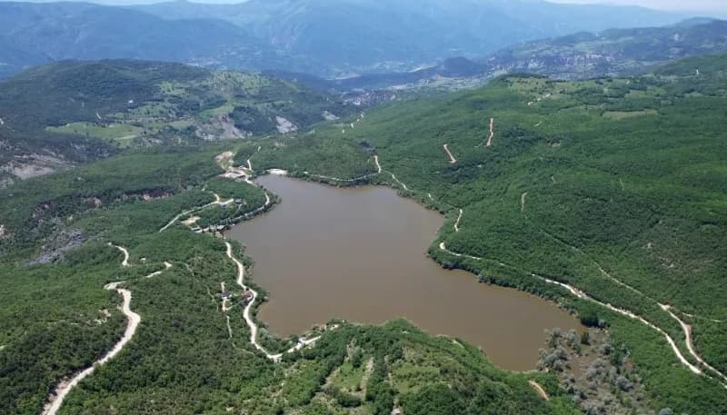 Tokat Artova Barajı'nın tam doluluk seviyesine ulaşmış su manzarası ve çevresinde piknik yapan vatandaşlar