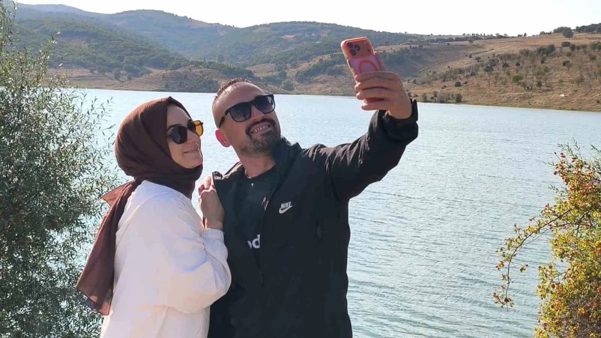 Bazı vatandaşlar göl manzarası önünde hatıra fotoğrafı çektirdi.