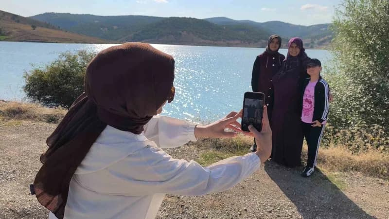 Bazı vatandaşlar göl manzarası önünde hatıra fotoğrafı çektirdi