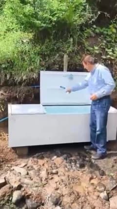 Artvin'de atıl buzdolabı köy yolunda hayrat çeşmeye dönüştürülmüş halde