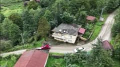 Artvin Kemalpaşa ilçesinde iki katlı evin altından çıkan su evin zemin katını dolduruyor