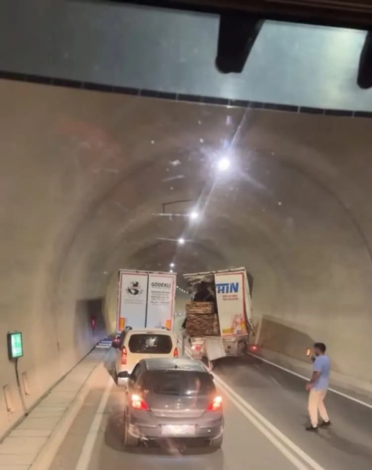 Artvin’in Yusufeli ilçesinde tünel içinde iki tır ile bir kamyonetin karıştığı trafik kazasında 1 kişi hayatını kaybetti