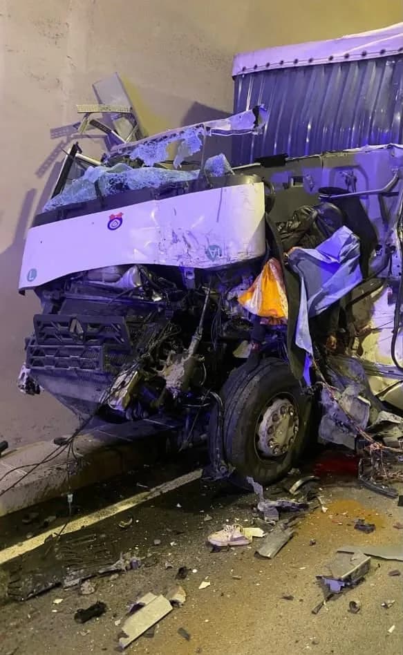 Artvin Yusufeli ilçesinde T-26 Tüneli içinde meydana gelen zincirleme trafik kazası sonrası olay yeri