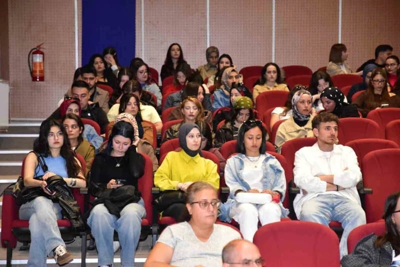 Eskişehir Osmangazi Üniversitesi Eğitim Fakültesinde kadına yönelik şiddetle mücadele semineri düzenleniyor