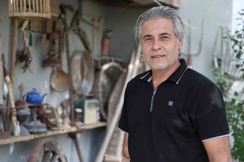 Elazığ’da Naci Demirpolat’ın evinin bahçesinde sergilenen asırlık tarım aletleri ve etnografik objeler