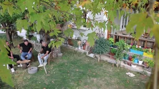 Elazığ’da Naci Demirpolat’ın evinin bahçesinde sergilenen asırlık tarım aletleri ve etnografik objeler