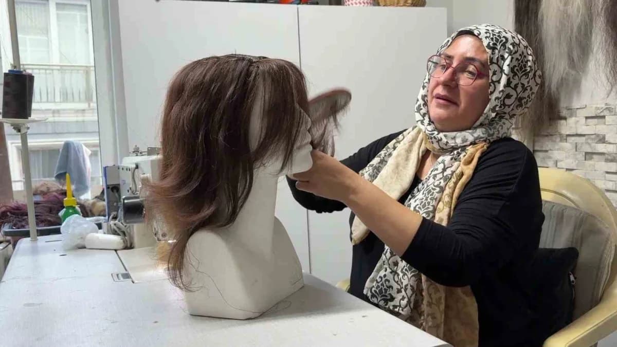 Küçük yaşta geçirdiği korkunç iş kazasında saçlarını ve kulaklarını kaybeden 51 yaşındaki Asiye Koçuk, yaşadığı büyük ac
