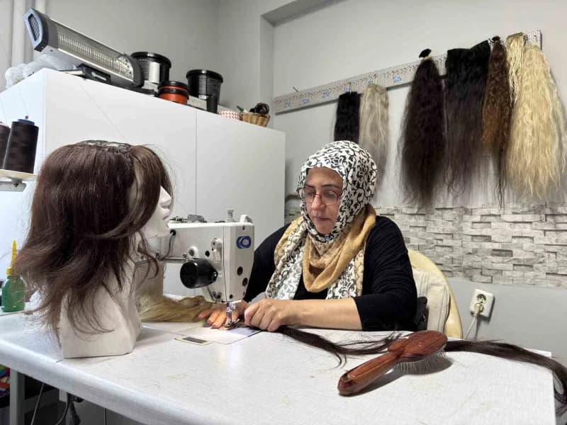 Küçük yaşta geçirdiği korkunç iş kazasında saçlarını ve kulaklarını kaybeden 51 yaşındaki Asiye Koçuk, yaşadığı büyük ac