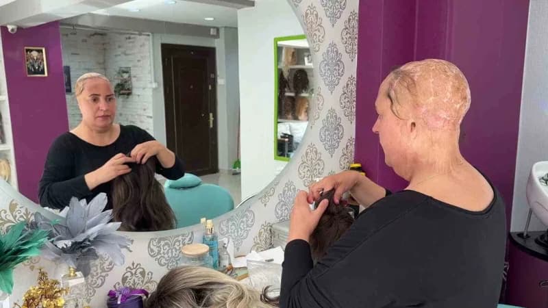 Asiye Koçuk peruk yaparken gerçek saç kullanarak kanser hastalarına ücretsiz peruk hazırlıyor