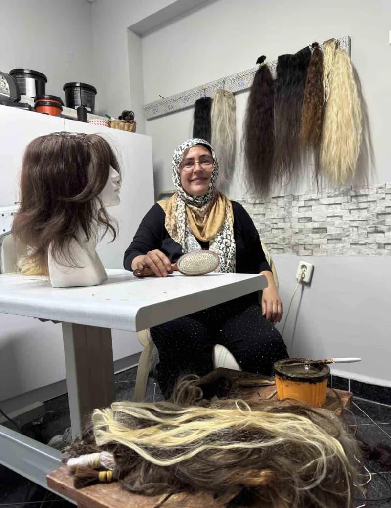 Küçük yaşta geçirdiği korkunç iş kazasında saçlarını ve kulaklarını kaybeden 51 yaşındaki Asiye Koçuk, yaşadığı büyük ac