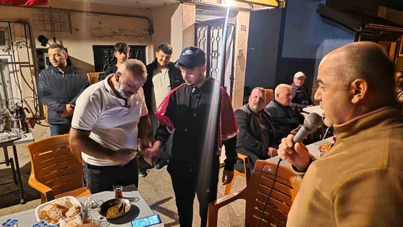 Zonguldak Karadeniz Ereğli'de asker uğurlama töreninde Beytullah Yener'in ellerine kına yakılırken çekilen fotoğraf