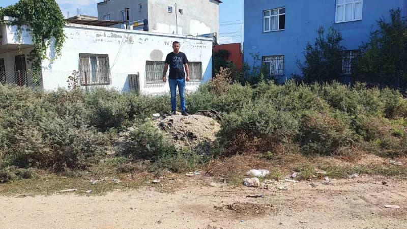Adana'da vatandaşlar ASKİ tarafından yapılan altyapı çalışmasından sonra ortaya çıkan asfalt ve toprak atıklarının boş a