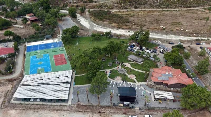 Muğla Marmaris İçmeler Asparan mevkiinde açılan kamp ve spor tesislerinde gençler spor yapıyor