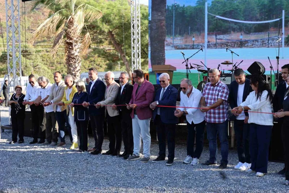 Muğla Büyükşehir Belediyesi, gençlerin sosyal, kültürel ve sportif gelişimlerini desteklemek amacıyla Marmaris İçmeler A