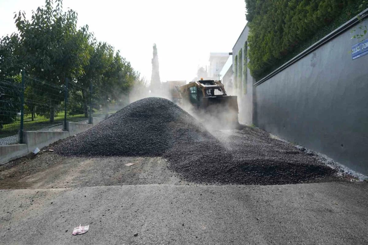 Atakum Belediyesi Fen İşleri Müdürlüğü ekipleri, kent genelinde ulaşım konforunu ve kalitesini artırmak amacıyla çalışma