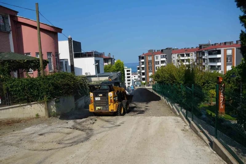 Atakum Belediyesi Fen İşleri Müdürlüğü ekipleri, kent genelinde ulaşım konforunu ve kalitesini artırmak amacıyla çalışma
