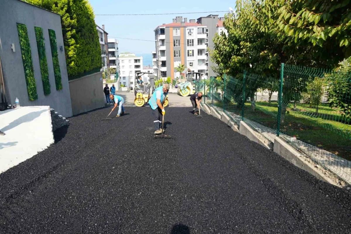 Atakum Belediyesi ekipleri asfalt ve kilitli taş parke çalışması yaparken görüntü