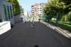 Atakum Belediyesi ekipleri asfalt ve kilitli taş parke çalışması yaparken görüntü