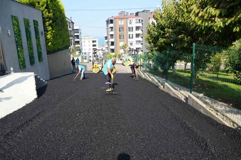 Atakum Belediyesi ekipleri asfalt ve kilitli taş parke çalışması yaparken görüntü