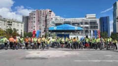 Ataşehir Festival Park’ta Avrupa Hareketlilik Haftası kapsamında bisiklet turuna katılan vatandaşlar pedal çeviriyor