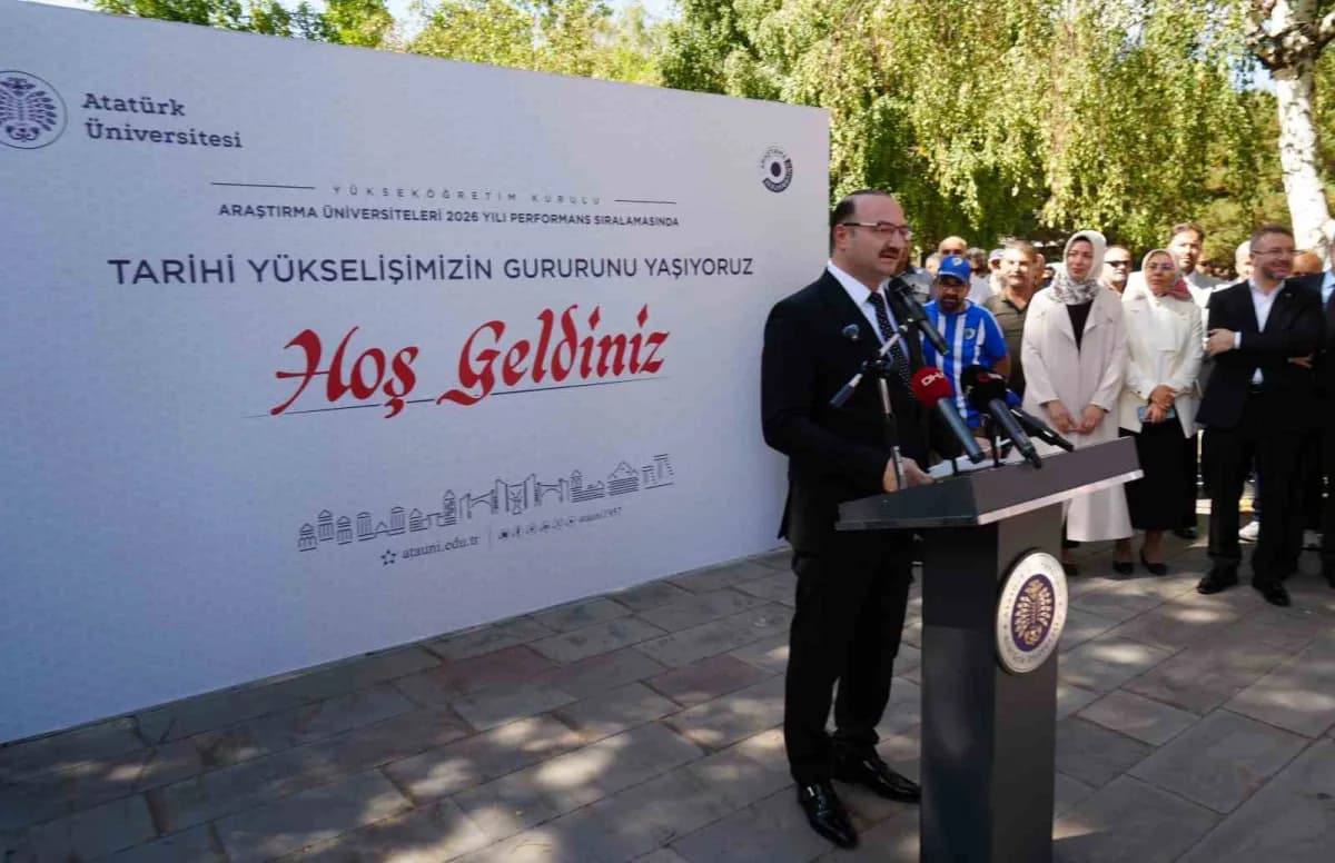 Atatürk Üniversitesi kampüsünde düzenlenen başarı kutlamasında Rektör Prof. Dr. Ahmet Hacımüftüoğlu konuşma yapıyor