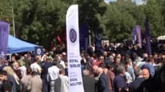 Atatürk Üniversitesi kampüsünde kutlama yapan akademisyenler ve öğrenciler