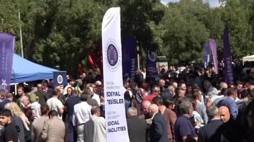 Atatürk Üniversitesi kampüsünde kutlama yapan akademisyenler ve öğrenciler