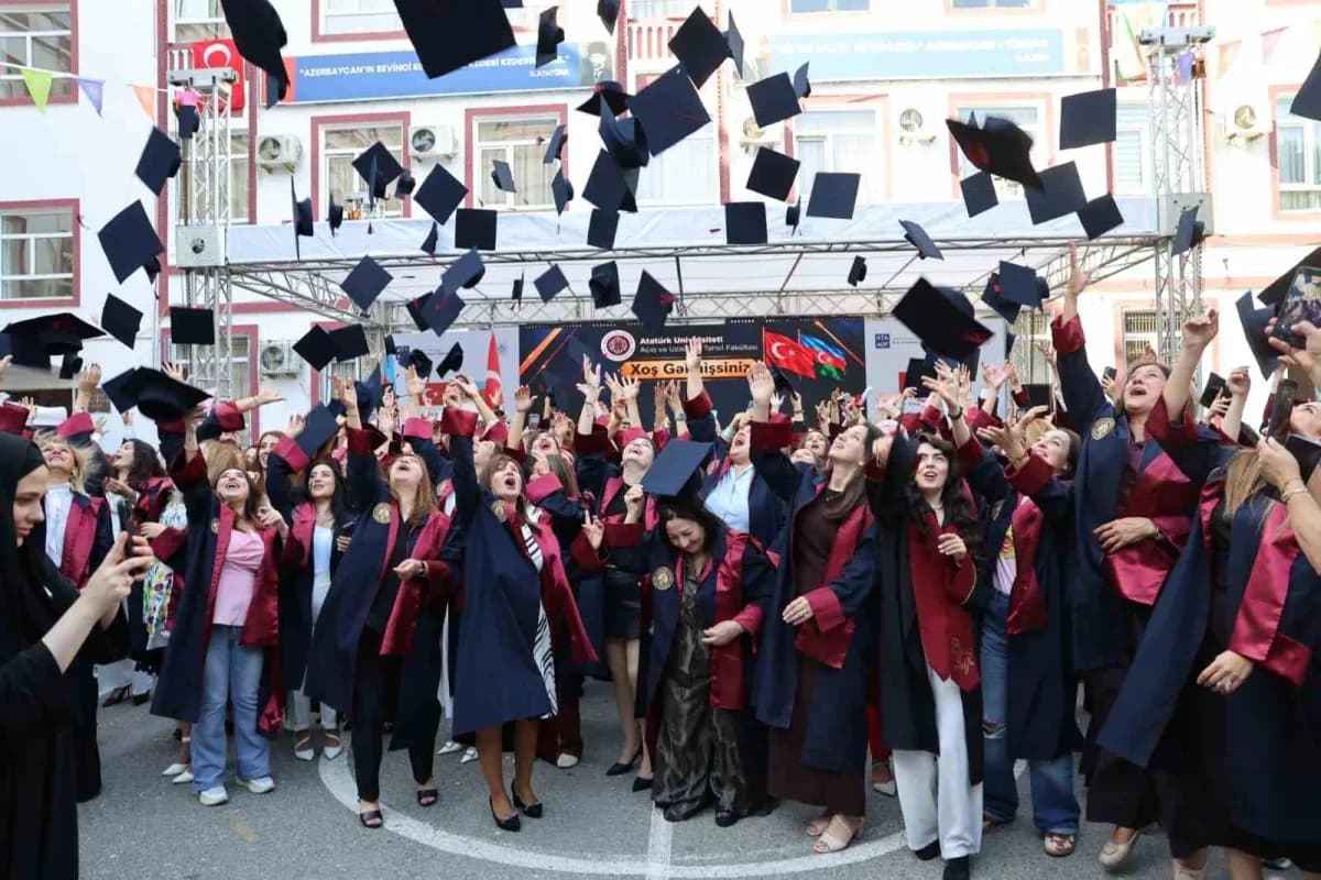 Atatürk Üniversitesi Açık ve Uzaktan Öğretim Fakültesi mezuniyet töreni Bakü’de düzenlendi, öğrenciler kep attı