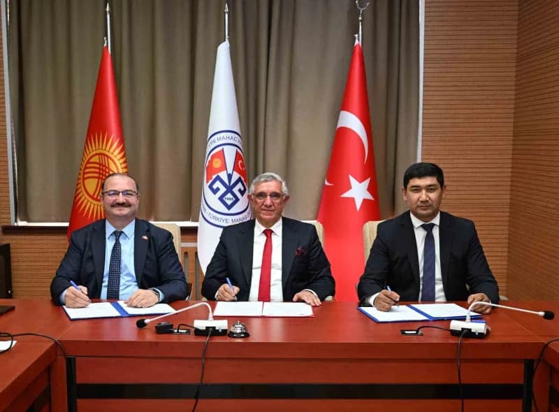 Atatürk Üniversitesi Rektörü Prof. Dr. Ahmet Hacımüftüoğlu (Solda) ile Kırgızistan-Türkiye Manas Üniversitesi Rektörü Pr