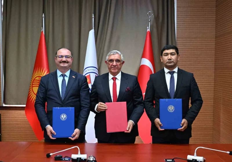 Atatürk Üniversitesi Rektörü Prof. Dr. Ahmet Hacımüftüoğlu (Solda) ile Kırgızistan-Türkiye Manas Üniversitesi Rektörü Pr