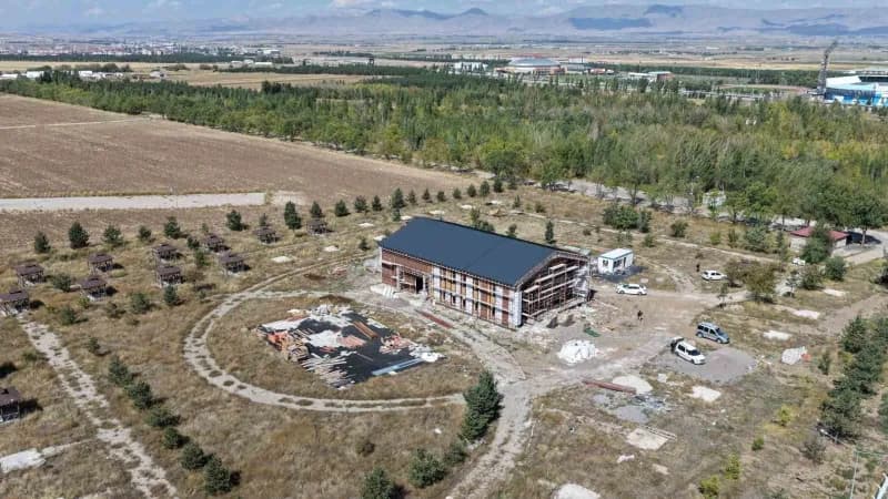 Atatürk Üniversitesi kampüsünde yapımı tamamlanmak üzere olan Millî Teknoloji Atölyesi binası