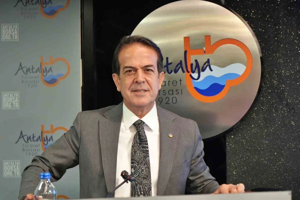 Antalya Ticaret Borsası meclis toplantısı sırasında konuşma yapan Ali Çandır