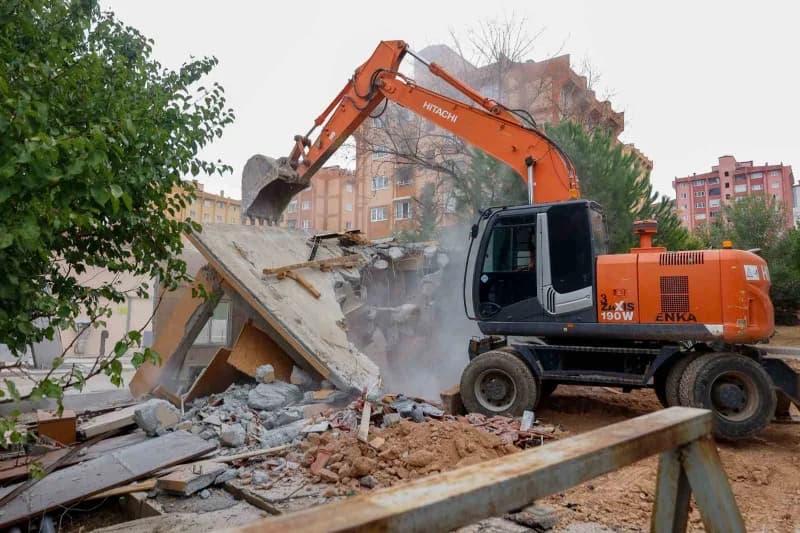 Uşak Belediyesi tarafından yaklaşık 20 yıllık kullanım ömrünü tamamlayan atık su terfi merkezleri yenilenerek, 2 bin 400