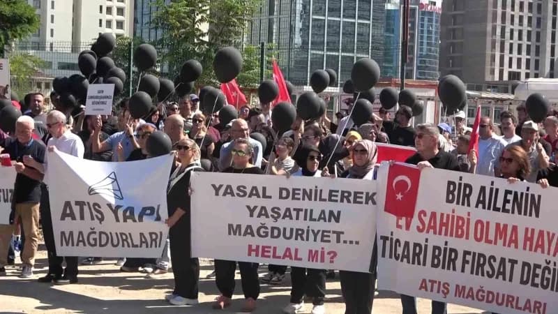 Bursa’da Atış Yapı mağduru olduklarını belirten bir grup vatandaş, ellerinde bulunan yazılı basın açıklamasıyla yaşadıkl