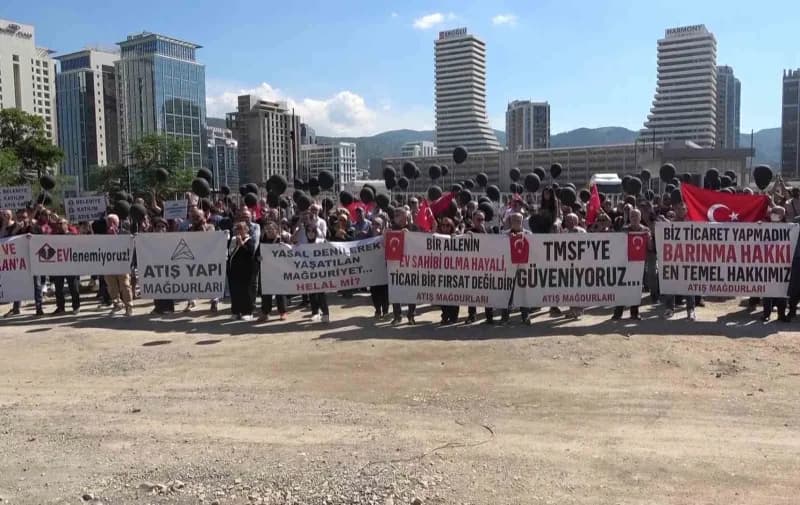 Bursa’da Atış Yapı mağduru olduklarını belirten bir grup vatandaş, ellerinde bulunan yazılı basın açıklamasıyla yaşadıkl