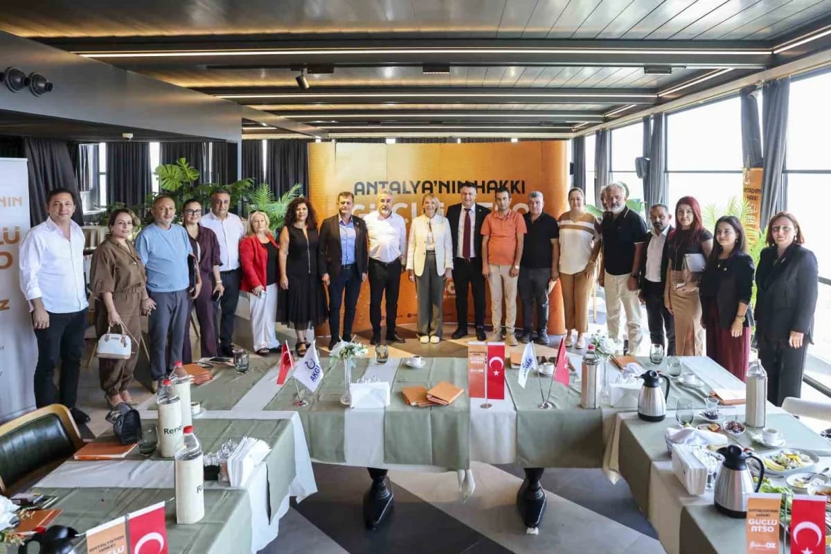 Antalya Ticaret ve Sanayi Odası (ATSO) Başkan adayı Hatice Öz, Aksulu iş adamları, yönetim kurulu ve üyeleri, Aksu'daki