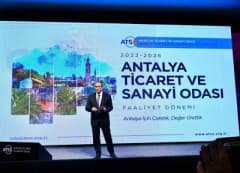 ATSO Başkanı Yusuf Hacısüleyman, Antalya iş dünyasına yönelik projeleri anlatırken