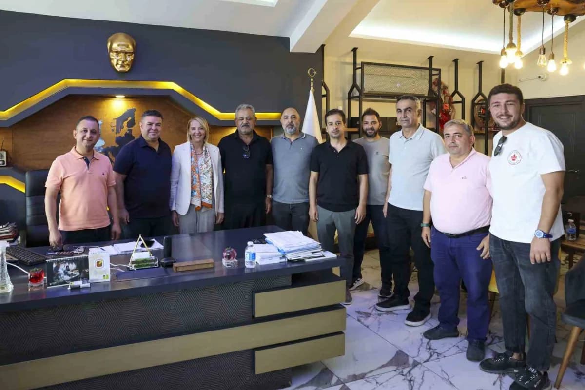 ATSO Başkan adayı Hatice Öz, Antalya Toptancı Hali’nde sektör temsilcileriyle görüşüyor