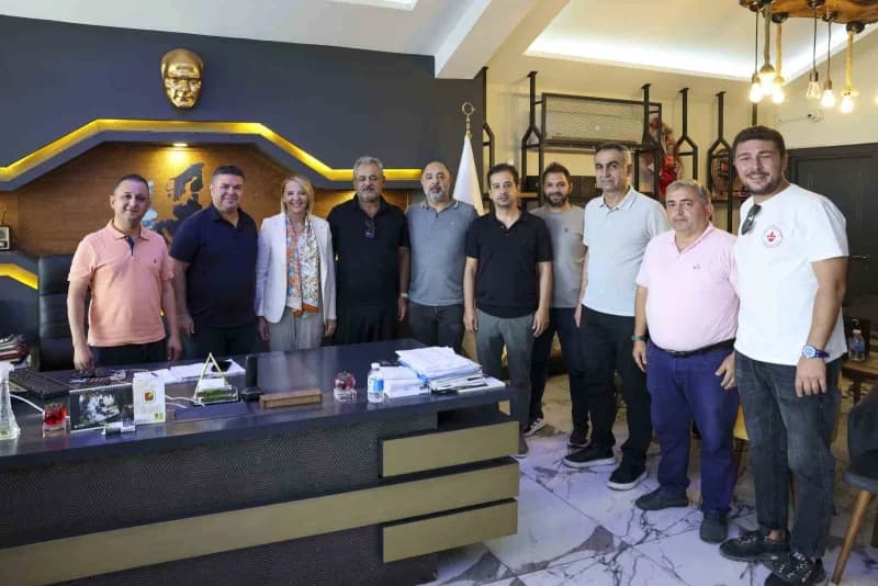 ATSO Başkan adayı Hatice Öz, Antalya Toptancı Hali’nde sektör temsilcileriyle görüşüyor